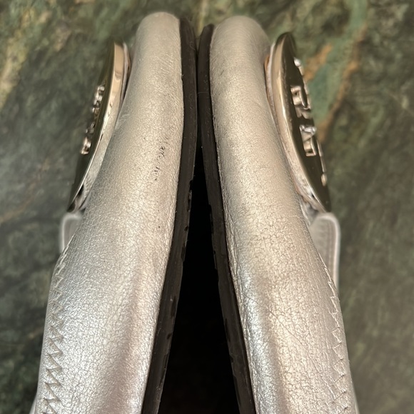 Tory Burch Whipstich Trim Silver Ballet Flats - Size 6.5 - Picture 12 of 12